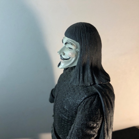 12” NECA V for Vendetta action figure (missing hands & daggers 🗡️ - Picture 12 of 12